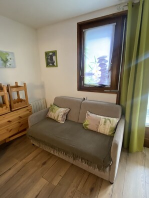 Flatscreentelevisie en een dvd-speler