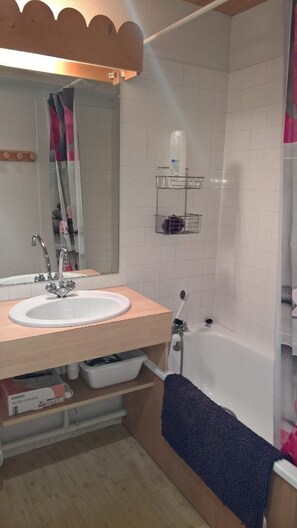 Baignoire, séchoir à cheveux