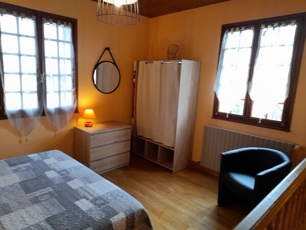 2 bedrooms, iron/ironing board, free WiFi, bed sheets