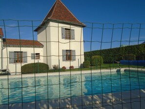 A house with a swimming pool, surrounded by a fence. - semi-detached house to that of the owner classified 2 * 4 pers pleasant, quiet (Ribérac)