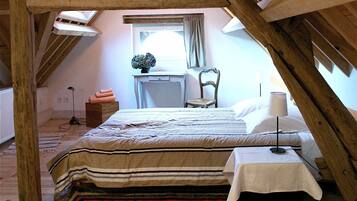 4 chambres, coffres-forts dans les chambres, fer et planche à repasser
