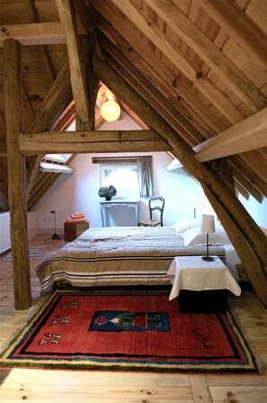 4 chambres, coffres-forts dans les chambres, fer et planche à repasser