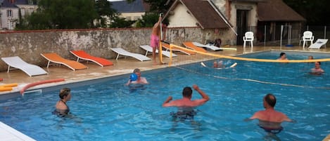 Una piscina al aire libre, una piscina climatizada