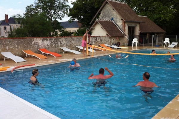 Una piscina al aire libre, una piscina climatizada