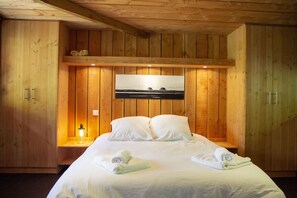 6 bedrooms, iron/ironing board, WiFi, bed sheets