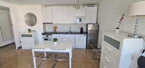 Réfrigérateur, micro-ondes, plaque de cuisson, lave-vaisselle