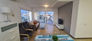 Télévision, lecteur de DVD, chaîne hi-fi