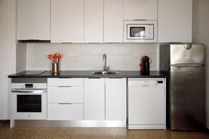 Réfrigérateur, micro-ondes, plaque de cuisson, lave-vaisselle