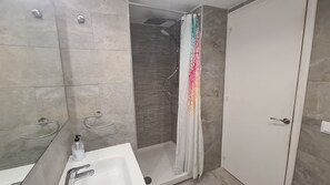 Secador de cabelo, toalhas de banho