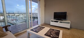 Fernseher, DVD-Player, Stereoanlage