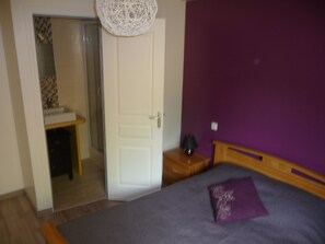 3 bedrooms, iron/ironing board -  APPT. CITY CENTER (6 to 7 PEOPLE) 3 bedrooms / 2. Water / 2 toilets (Mont-Dore)