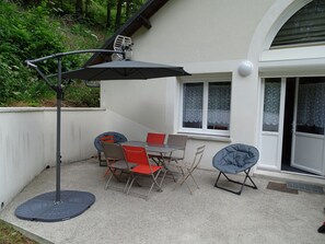 Outdoor dining -  APPT. CITY CENTER (6 to 7 PEOPLE) 3 bedrooms / 2. Water / 2 toilets (Mont-Dore)