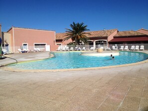 Alberca al aire libre y alberca climatizada