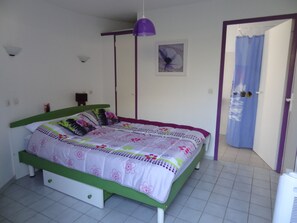 3 makuuhuonetta, memory foam -patjalliset sängyt, silitysrauta/-lauta
