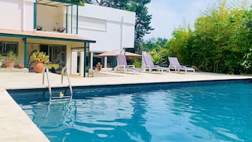 Een buitenzwembad en een verwarmd zwembad