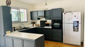 Een koelkast, een microgolfoven, een oven, een kookplaat