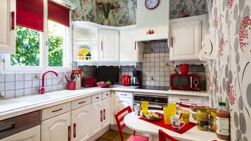 Een koelkast, een microgolfoven, een oven, een kookplaat