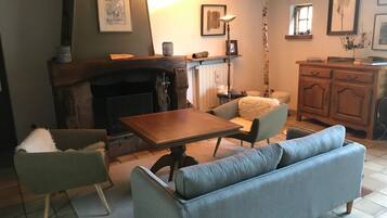 Tv, pejs, dvd-afspiller, bordtennisbord