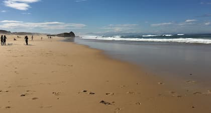 Architect-designed villa between town center and beach - Heated pool