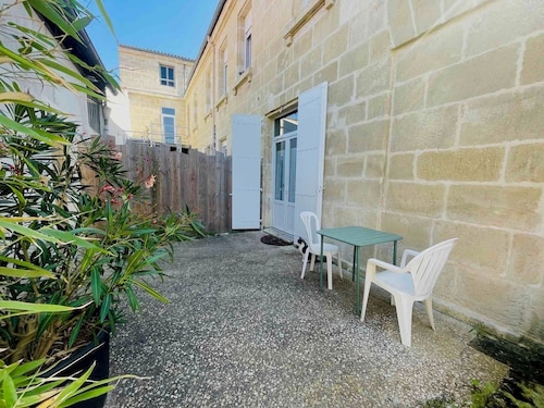 side garden apartment downtown Rochefort / mer