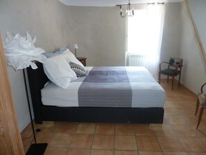 3 habitaciones, tabla de planchar con plancha, wifi y ropa de cama 