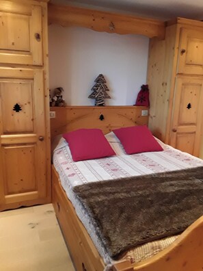 2 bedrooms, iron/ironing board, WiFi