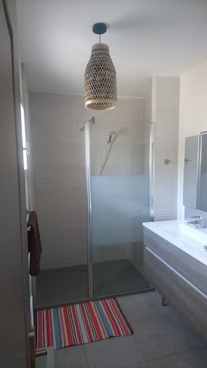 Baignoire, séchoir à cheveux, savon, papier de toilette