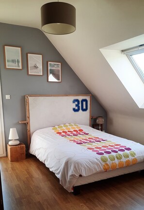 4 chambres, bureau, chambres insonorisées, fer et planche à repasser