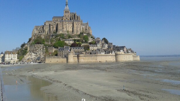 A historic castle with a prominent tower, situated on a coastal cliff overlooking a beach. - Between Saint-malo and Cancale, ideal for families or friends, 2 kms from the beach (Saint-Coulomb)