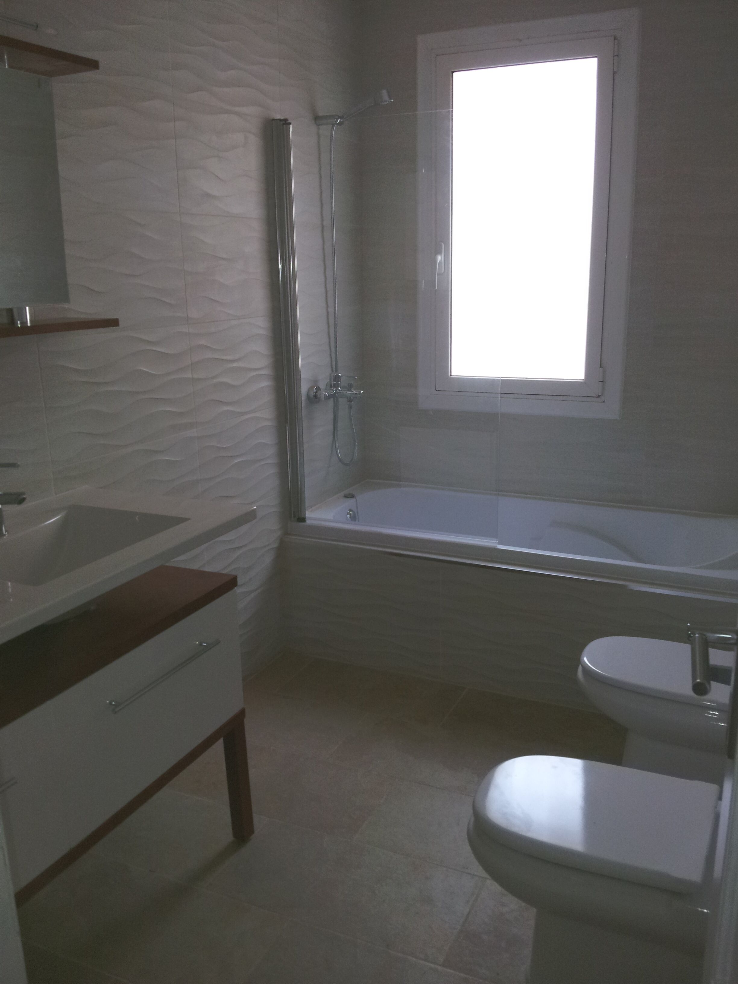 Ensemble douche/baignoire, sèche-cheveux, bidet, savon
