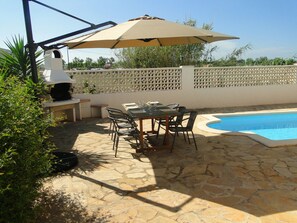 Outdoor dining - Detached villa, private pool and internet within 10 minutes walk to the beach (Vinaros)