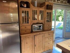 Kühlschrank, Mikrowelle, Ofen, Herdplatte