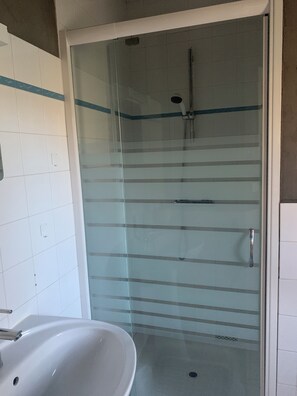 Douche, séchoir à cheveux, serviettes fournies, savon