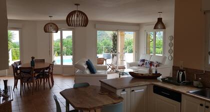 Magnifique villa avec piscine et jardin arboré