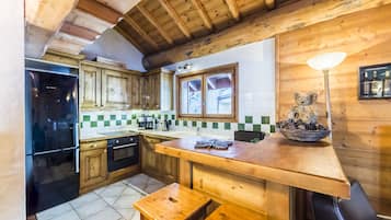 Fridge, microwave, dishwasher, coffee/tea maker