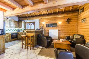 Jääkaappi, mikroaaltouuni, astianpesukone, kahvin-/teenkeitin