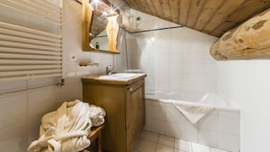 Badekar, hårføner og håndklær
