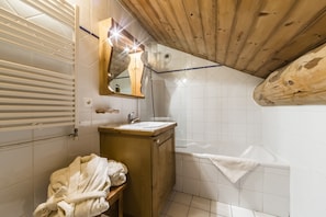 Badewanne, Haartrockner, Handtücher