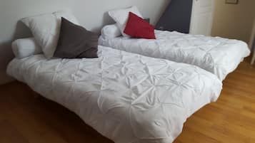 3 slaapkamers, een strijkplank/strijkijzer, reisbedje, beddengoed