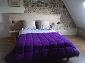 3 bedrooms, in-room safe, iron/ironing board, travel cot