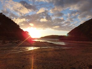 Una playa cerca