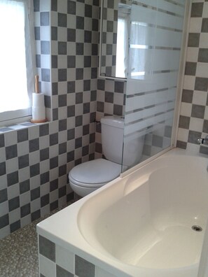 Ensemble douche/baignoire, sèche-cheveux
