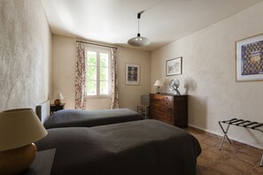 2 chambres, fer et planche à repasser, lit de bébé portatif