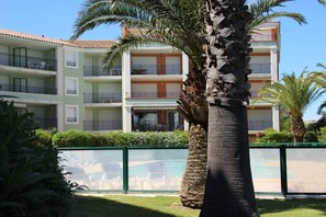 Property grounds - Pleasant T3 apartment in a quiet luxury residence with swimming pool (Sainte-Maxime)