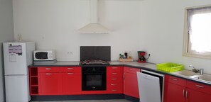 Micro-ondes, lave-vaisselle, cafetière/bouilloire