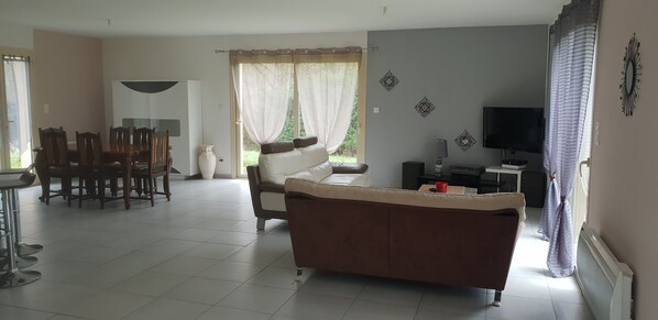 Télévision, cheminée