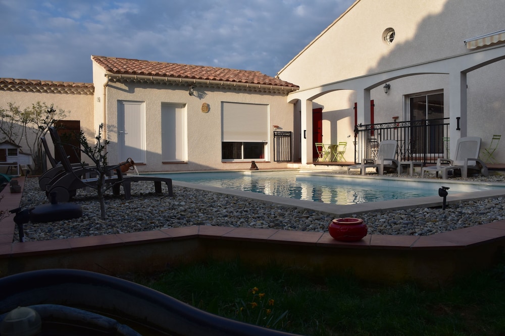 WARM VILLA WITH SWIMMING POOL