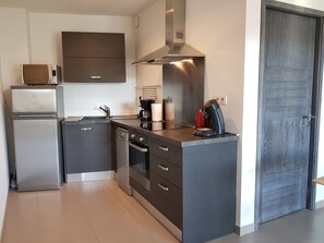 Geladeira, micro-ondas, fogão, cooktop