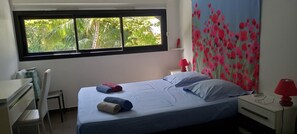1 slaapkamer, een strijkplank/strijkijzer, gratis wifi, beddengoed
