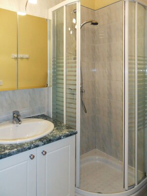 Shower, hair dryer, towels, toilet paper - Fisherman's house (Cancale)